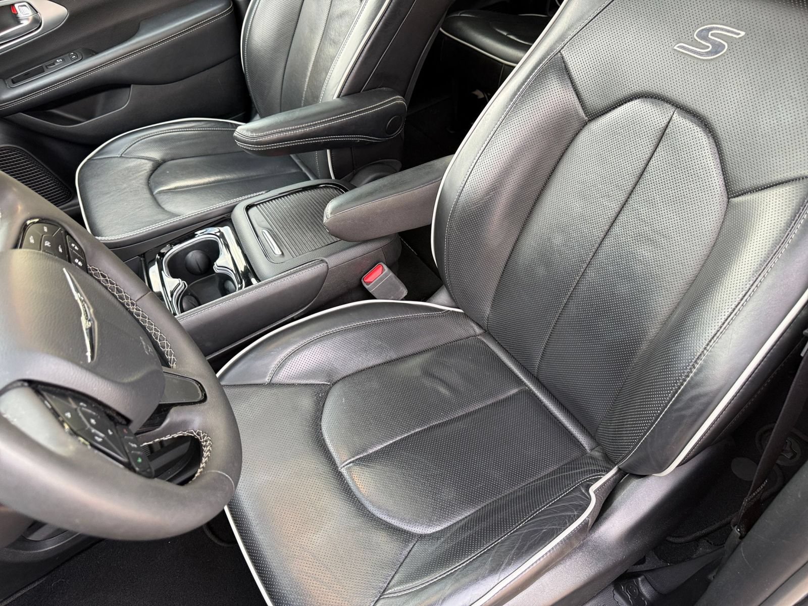 Used 2025 Chrysler Pacifica Limited FWD image 39