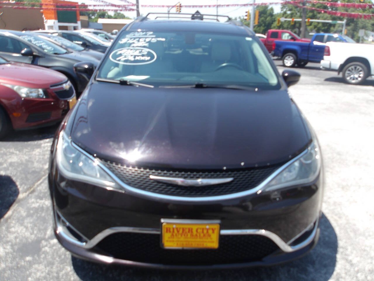 Used 2017 Chrysler Pacifica Touring-L FWD image 2