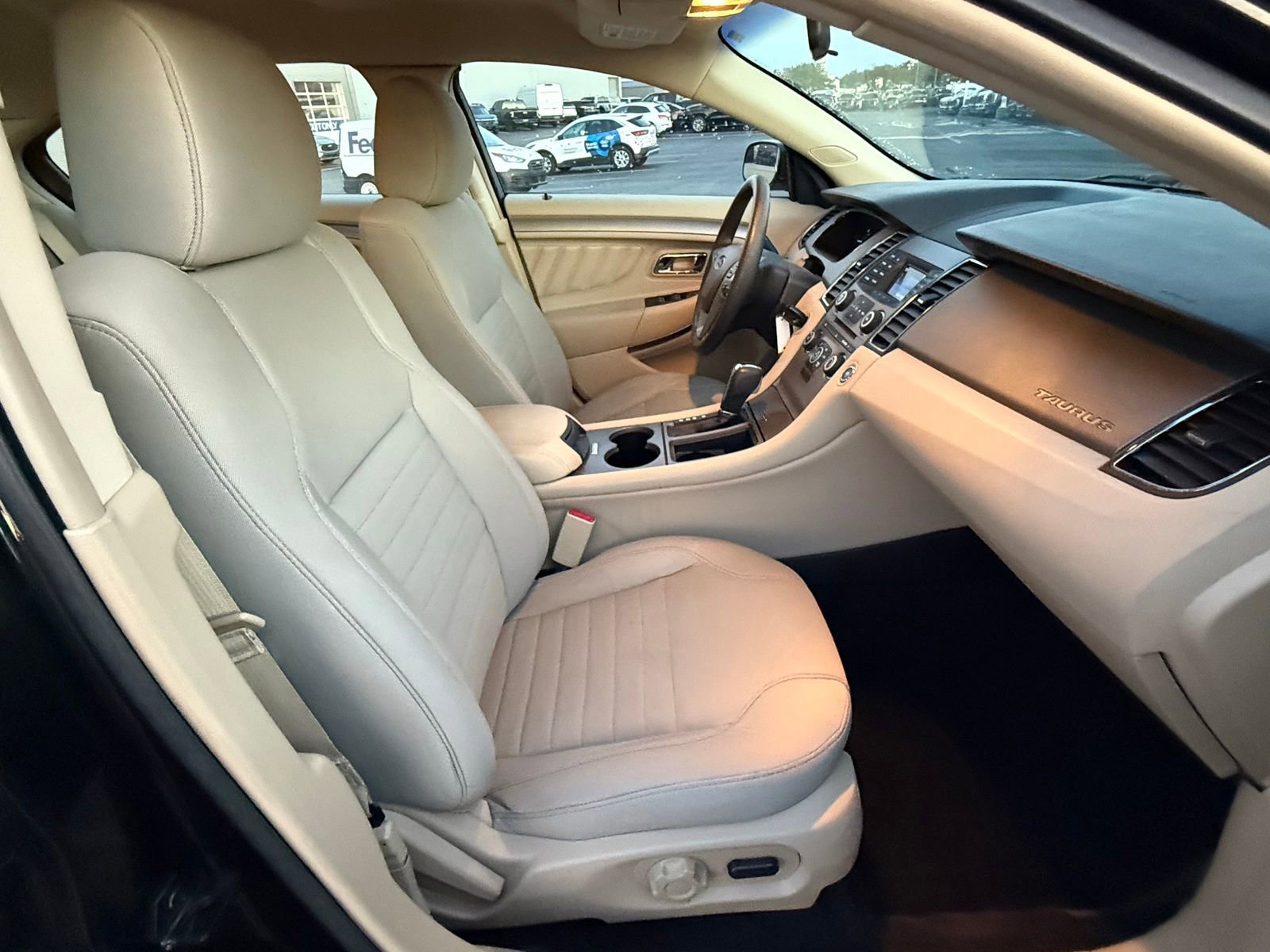 Used 2015 Ford Taurus SE FWD image 17