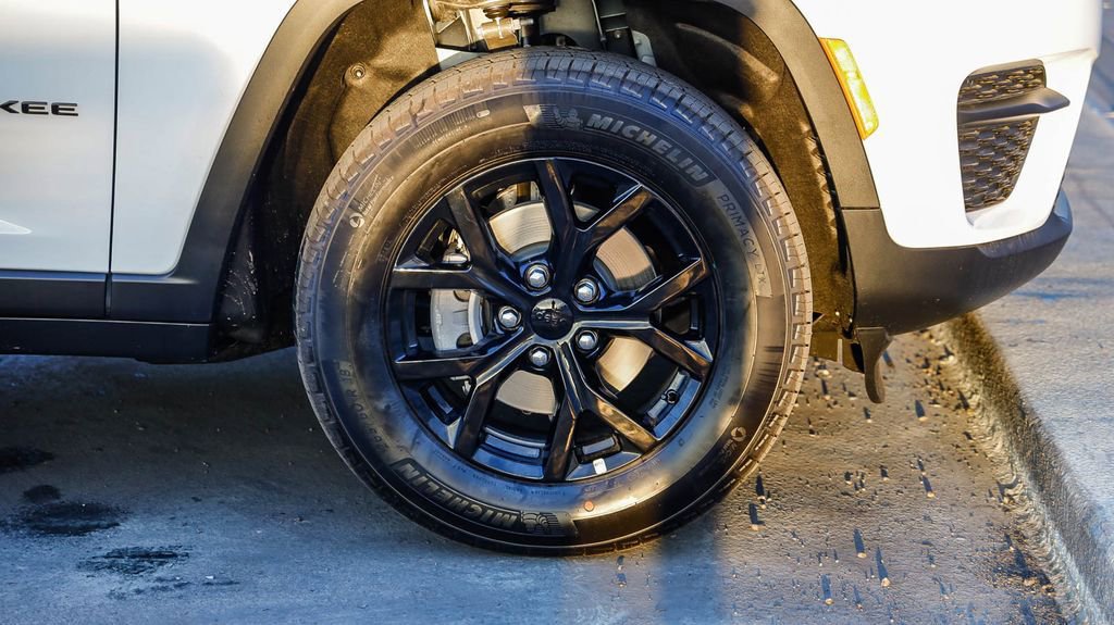 New 2025 Jeep Grand Cherokee Altitude image 11