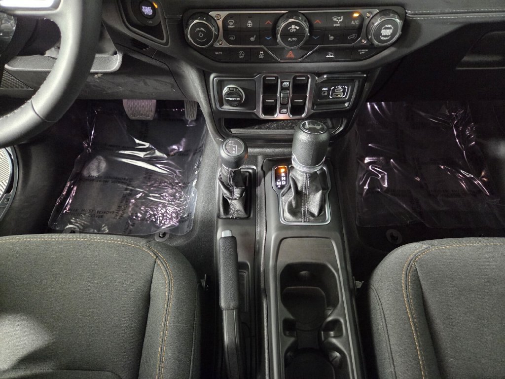 Used 2026 Jeep Wrangler Unlimited Sahara AWD/4WD image 13