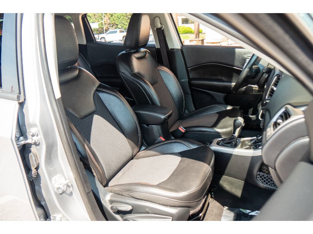 Used 2019 Jeep Compass Latitude w/ Cold Weather Group AWD/4WD image 16