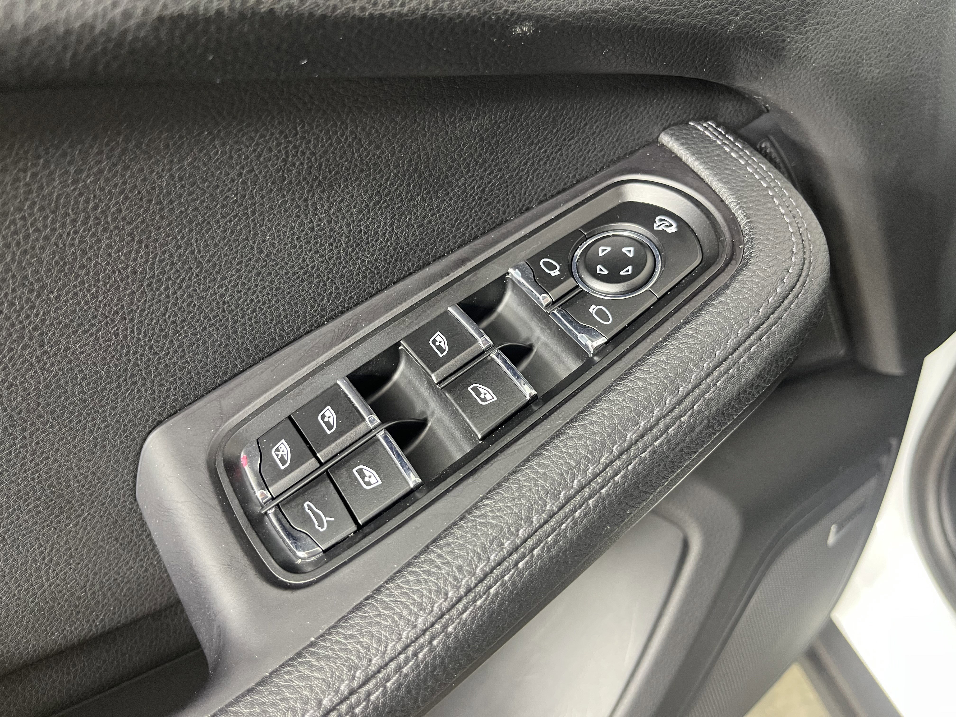 Used 2022 Porsche Macan w/ Premium Package Plus image 19