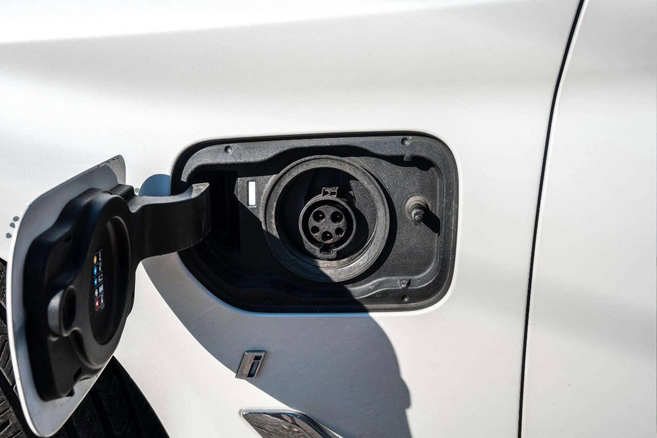 Used 2019 BMW 530e xDrive w/ Convenience Package image 11