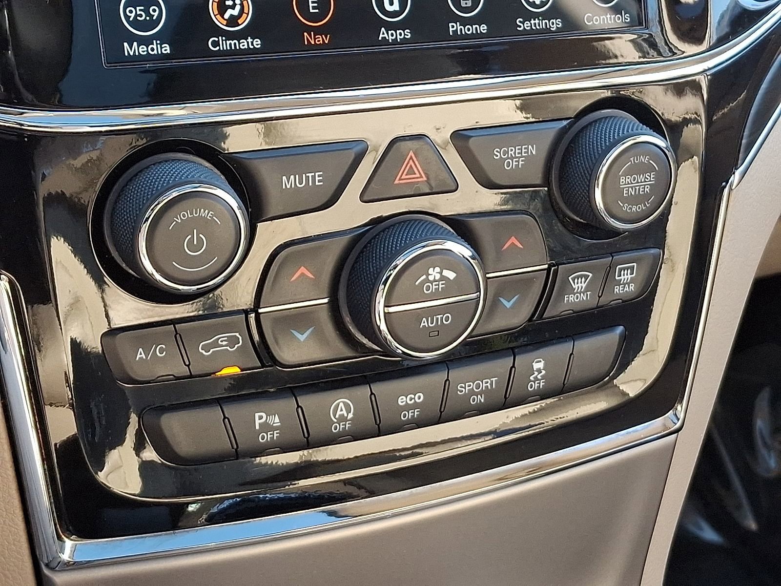 Used 2021 Jeep Grand Cherokee Limited w/ Luxury Group II image 17