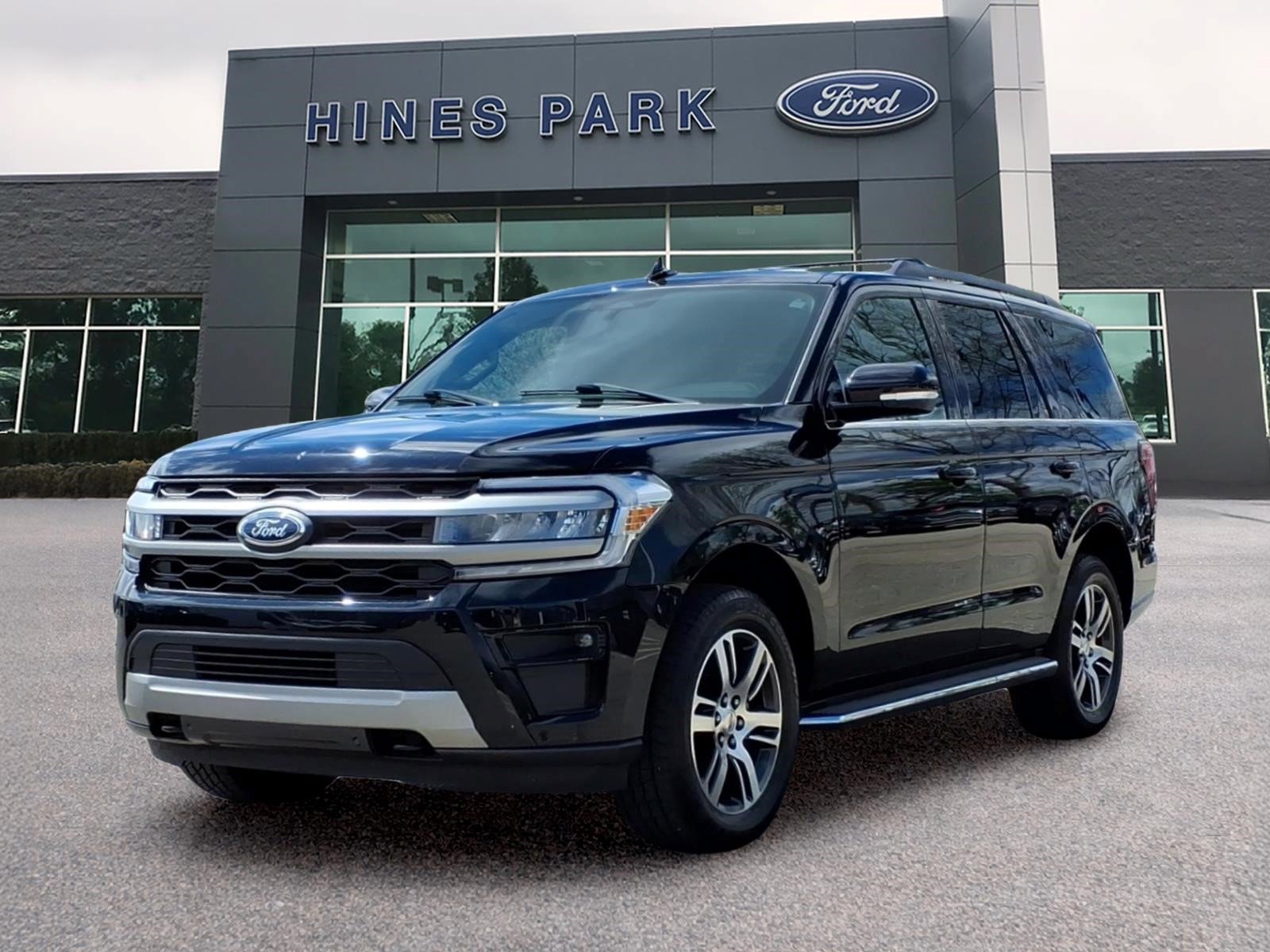 Used 2023 Ford Expedition XLT AWD/4WD image 3