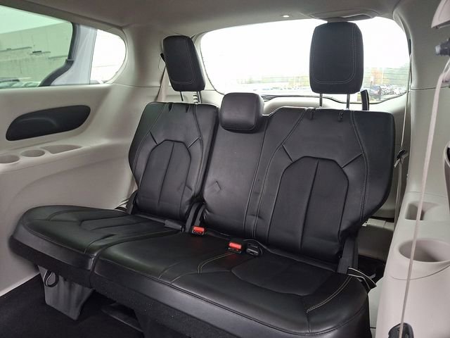 Used 2024 Chrysler Pacifica Touring-L FWD image 11