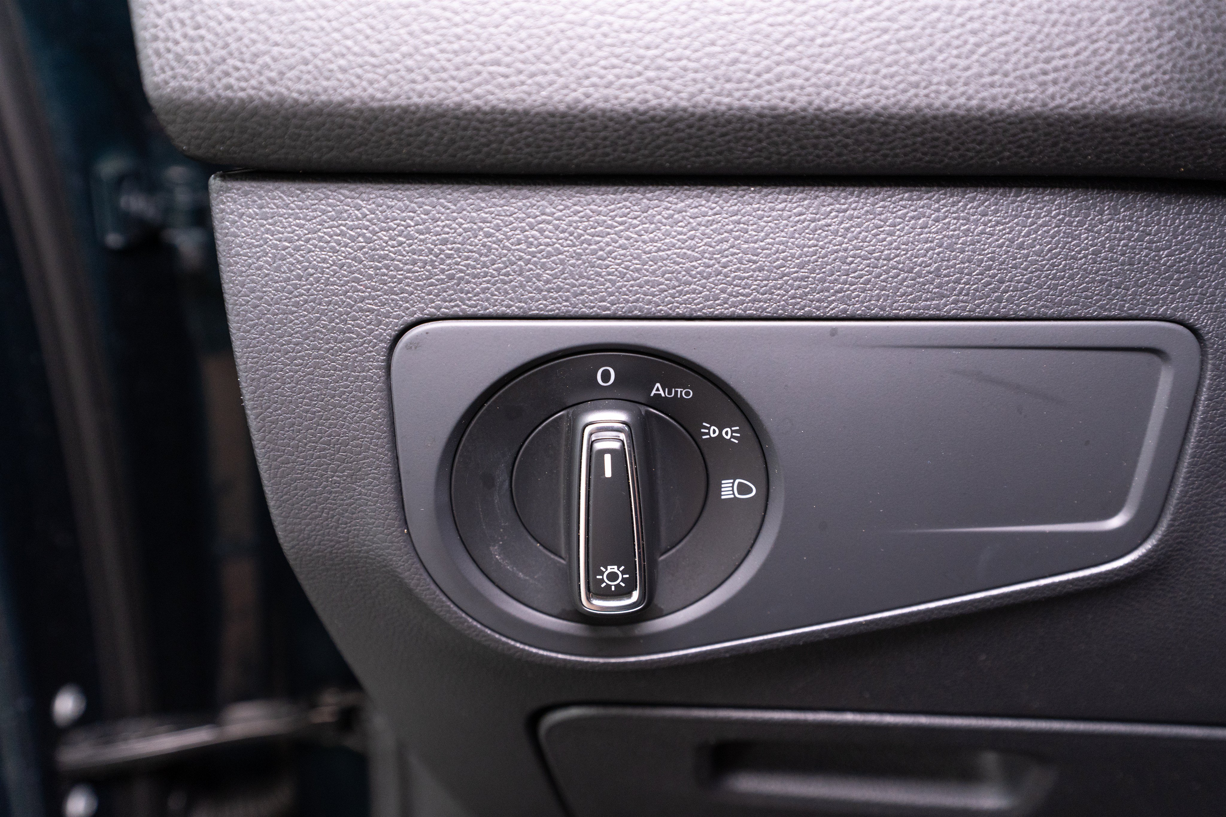 Used 2018 Volkswagen Tiguan SE w/ Panoramic Sunroof Package FWD image 27