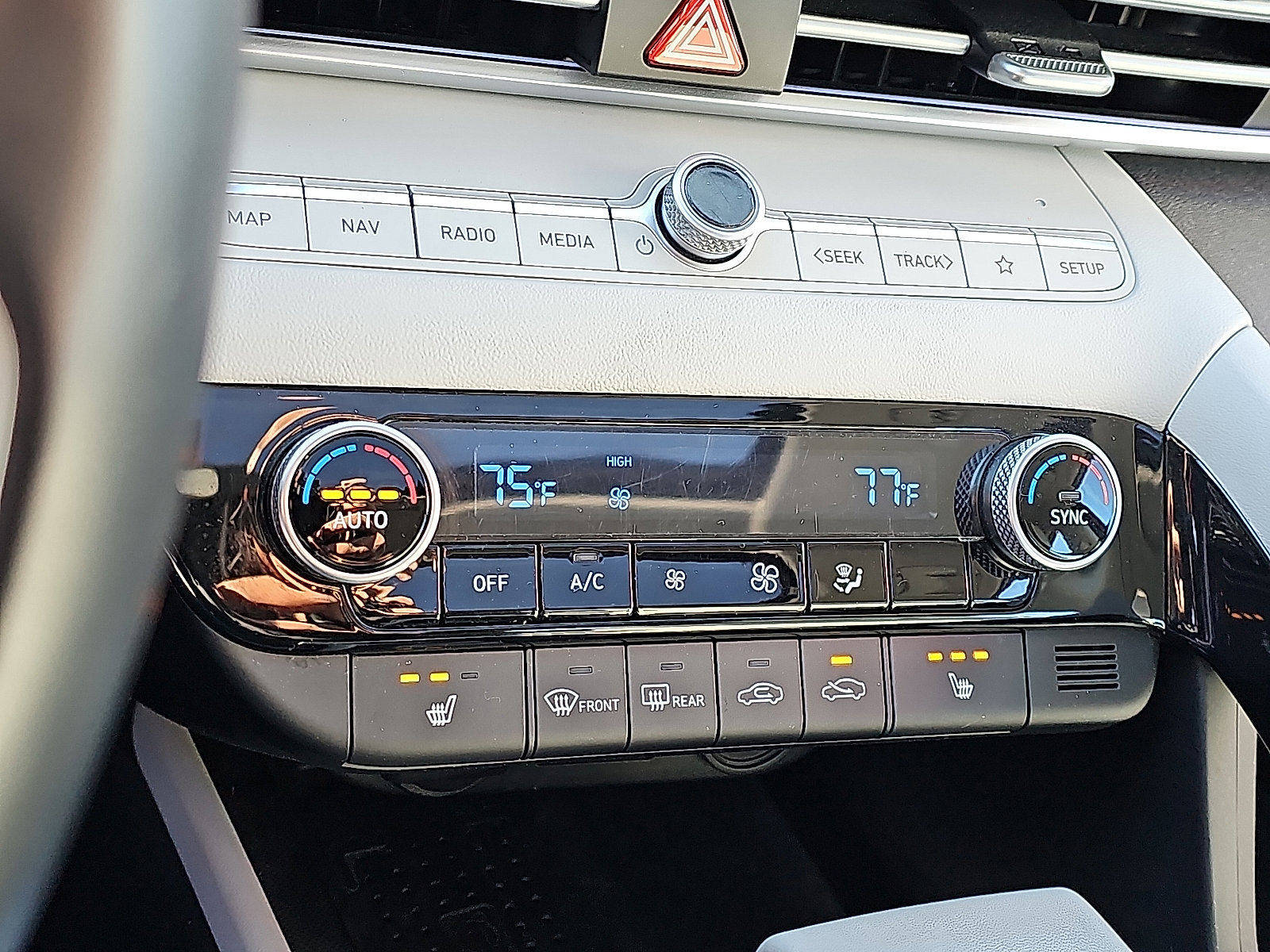 Used 2022 Hyundai Elantra Limited image 16