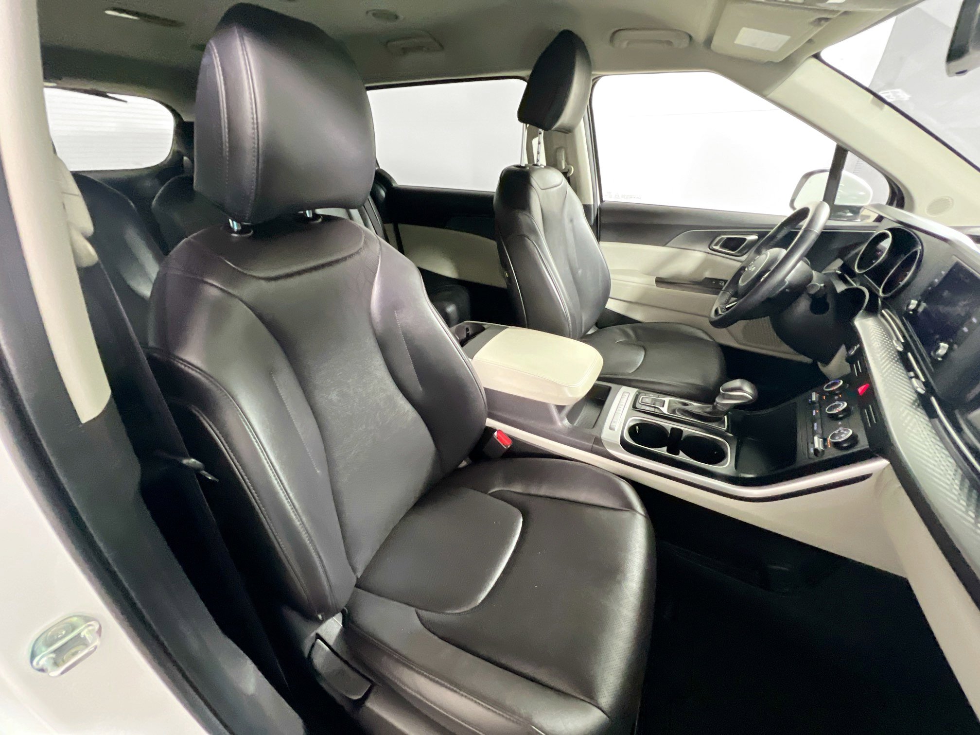 Used 2023 Kia Carnival LX image 31