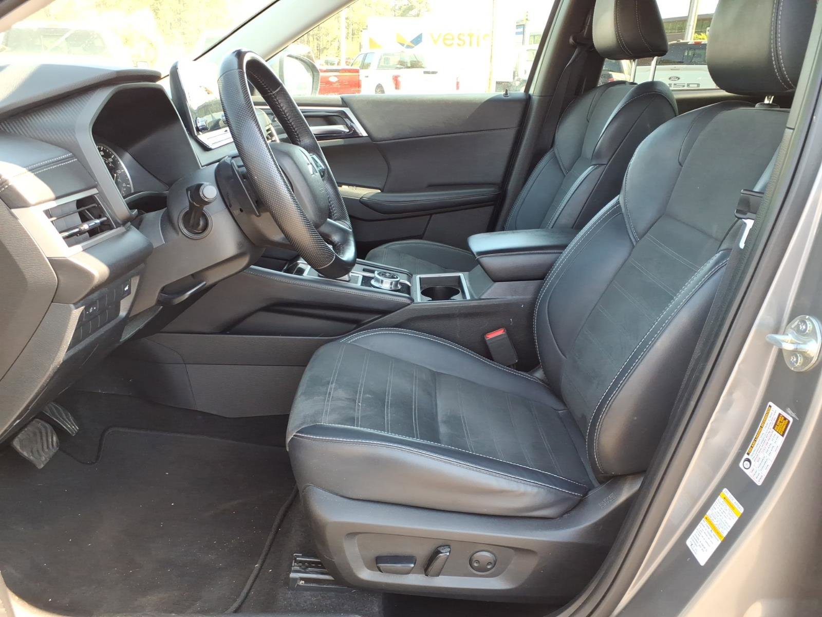 Used 2024 Mitsubishi Outlander SE image 3