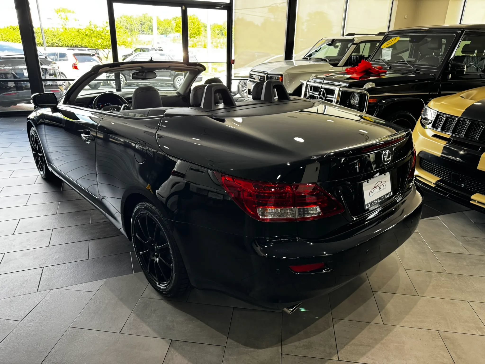Used 2013 Lexus IS 250C w/ Luxury Pkg RWD image 3
