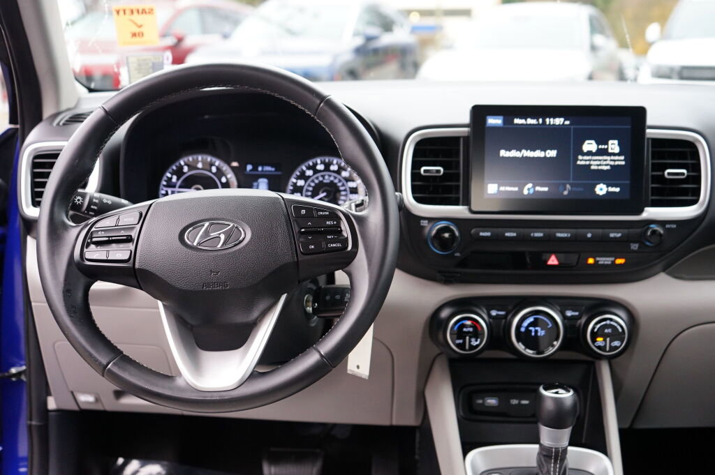 Used 2022 Hyundai Venue SEL w/ Cargo Package image 18