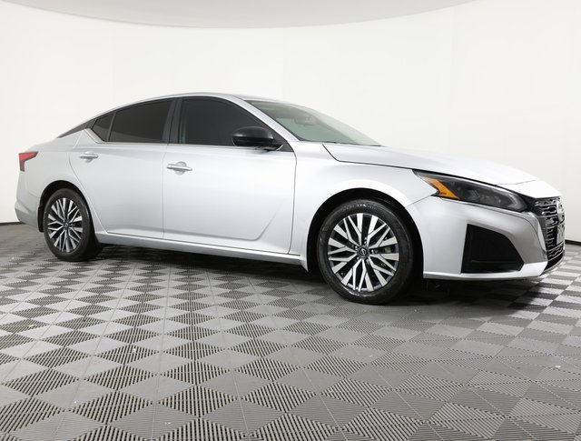 Used 2024 Nissan Altima 2.5 SV image 3