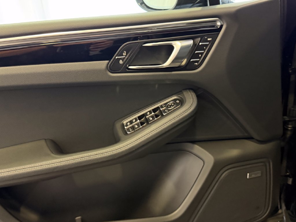 Certified 2026 Porsche Macan AWD/4WD image 14