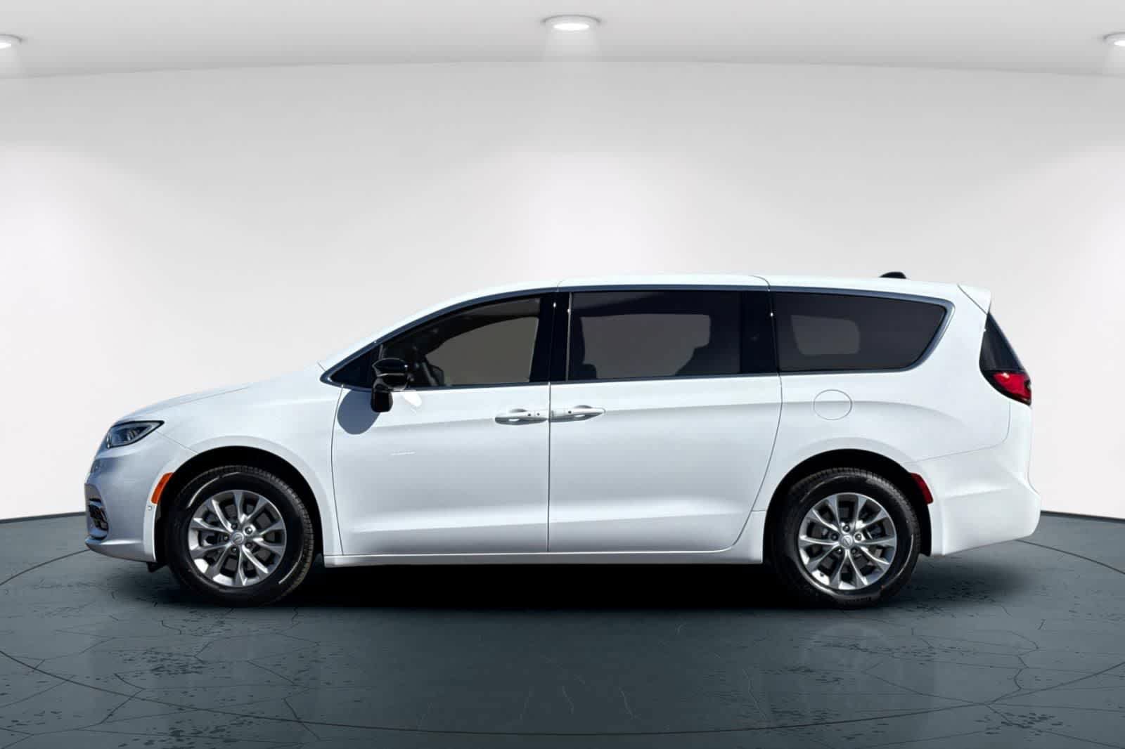 New 2026 Chrysler Pacifica Limited AWD/4WD image 9