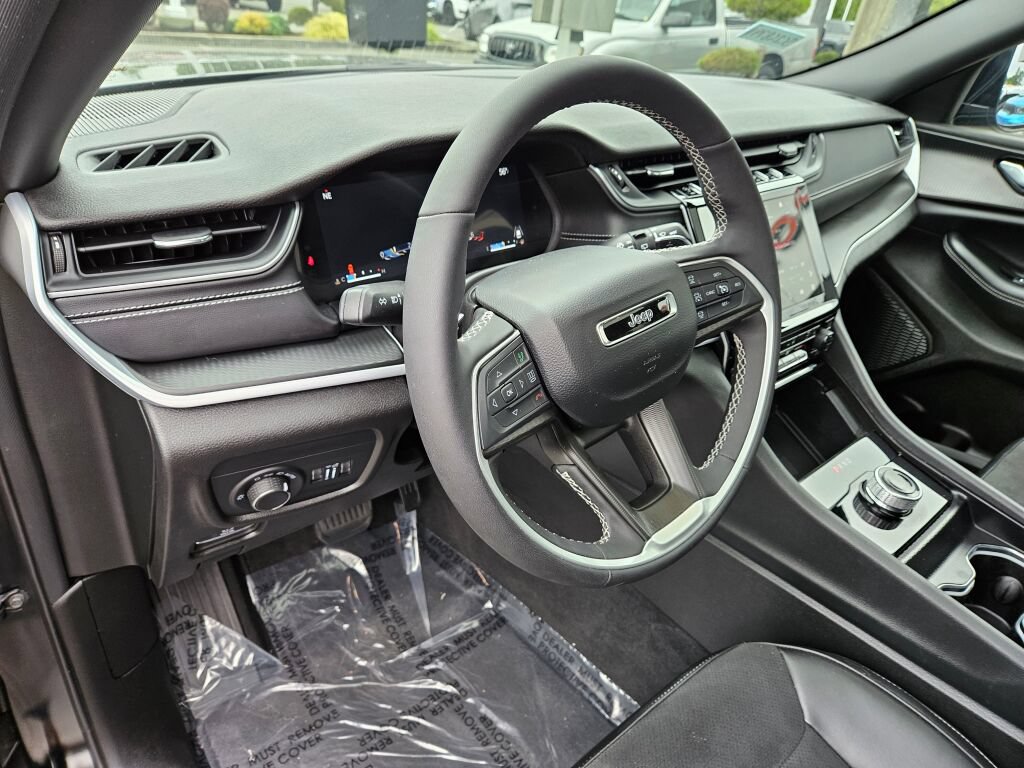 Used 2025 Jeep Grand Cherokee Altitude AWD/4WD image 18