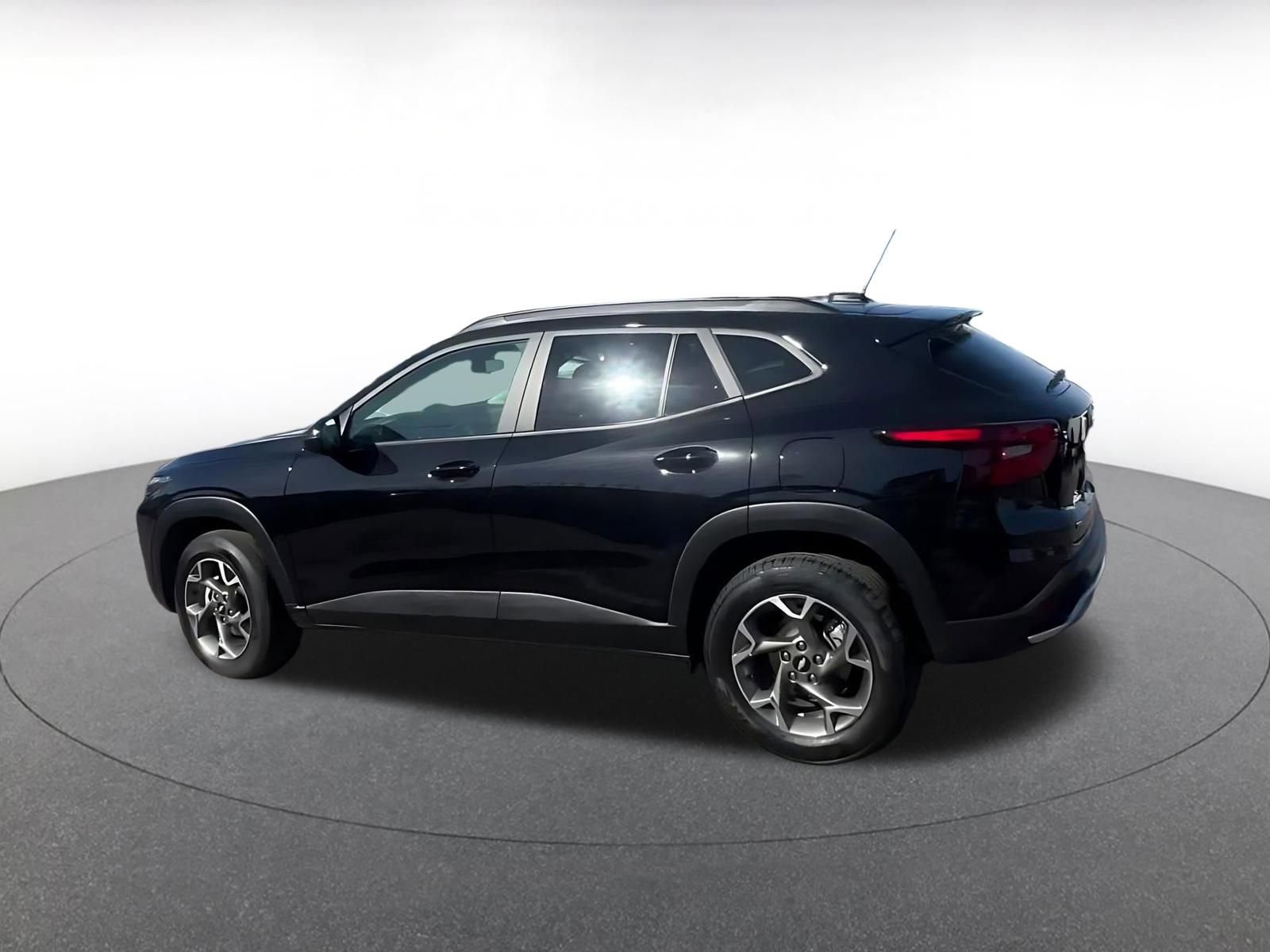Used 2025 Chevrolet Trax LT FWD image 10