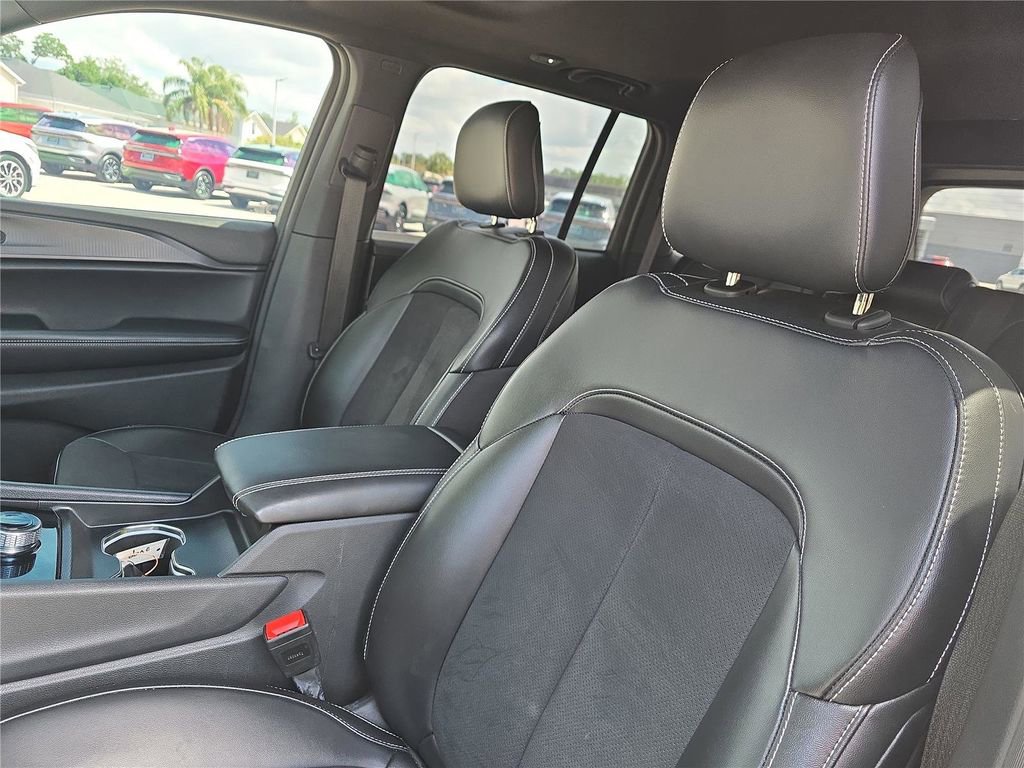 Used 2024 Jeep Grand Cherokee Altitude AWD/4WD image 18