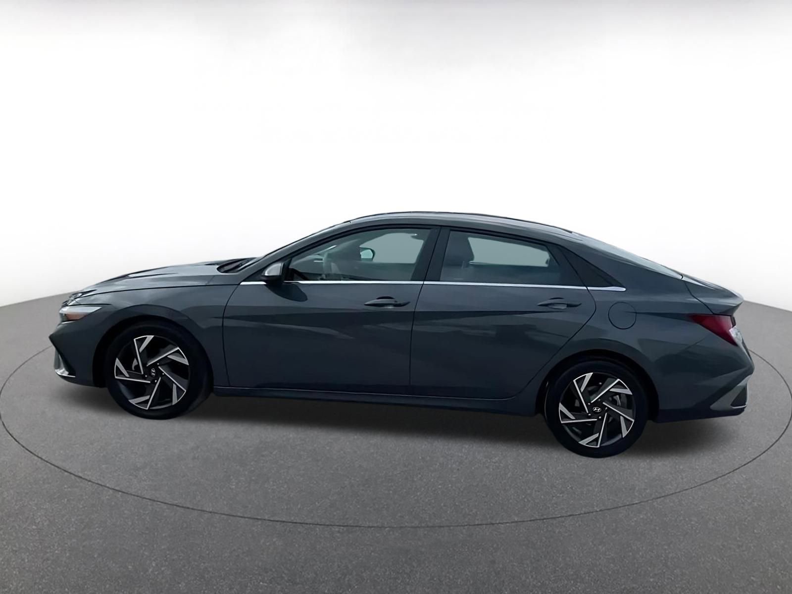 Used 2025 Hyundai Elantra SEL image 9