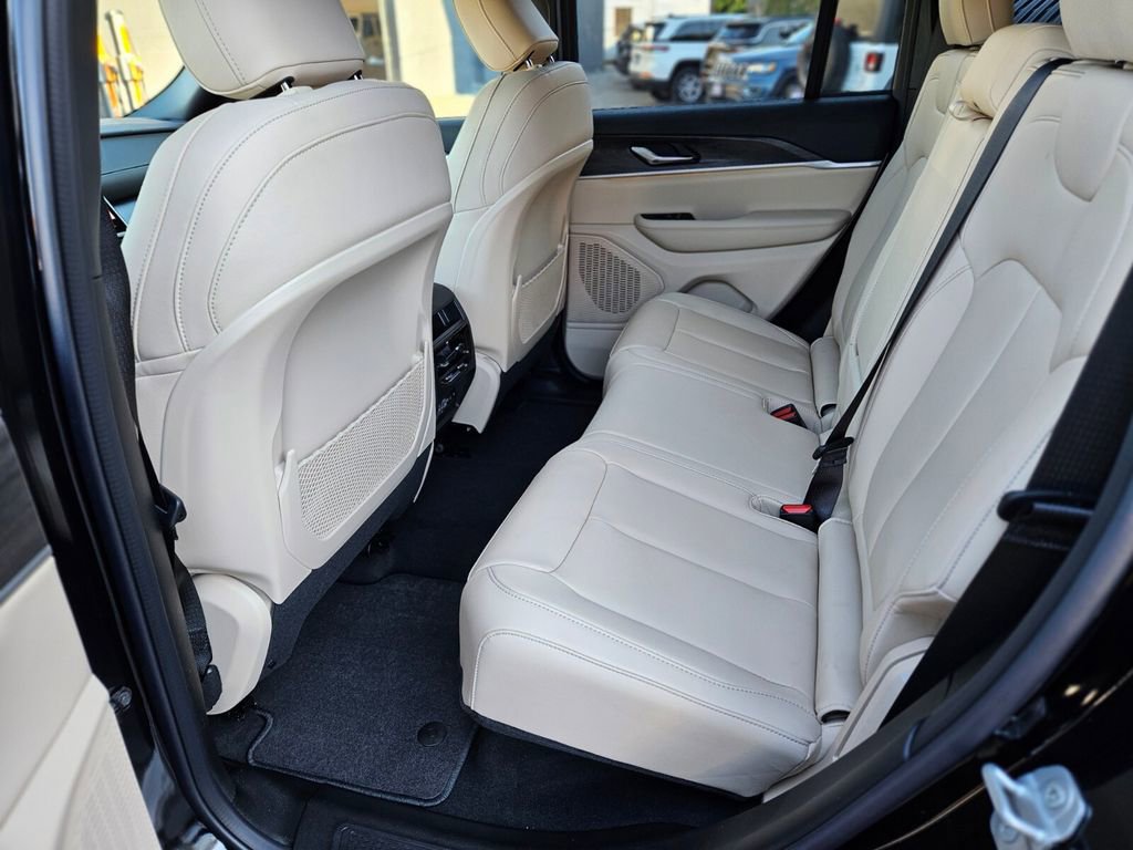 New 2025 Jeep Grand Cherokee Limited image 16