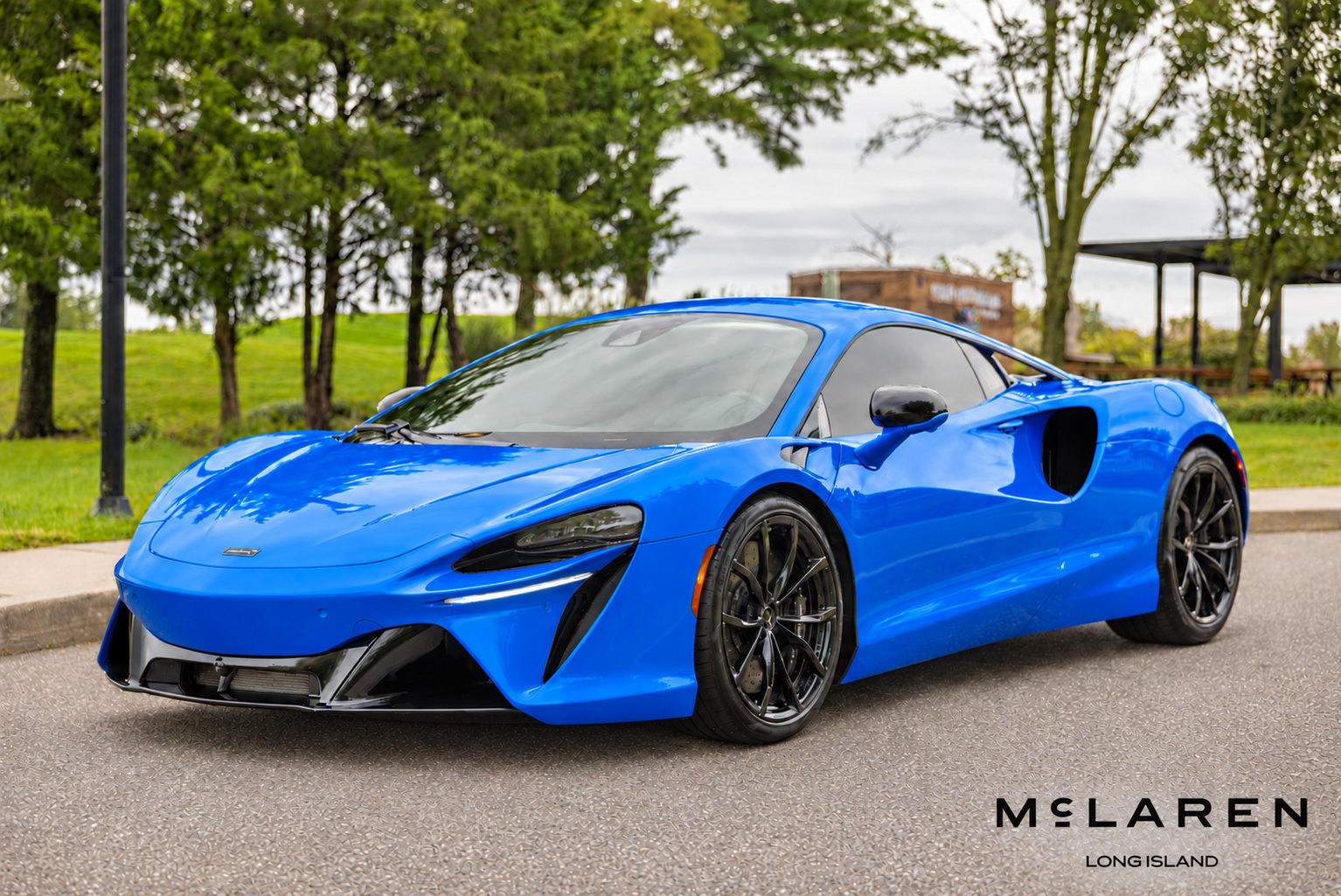 Used 2024 McLaren Artura RWD image 1