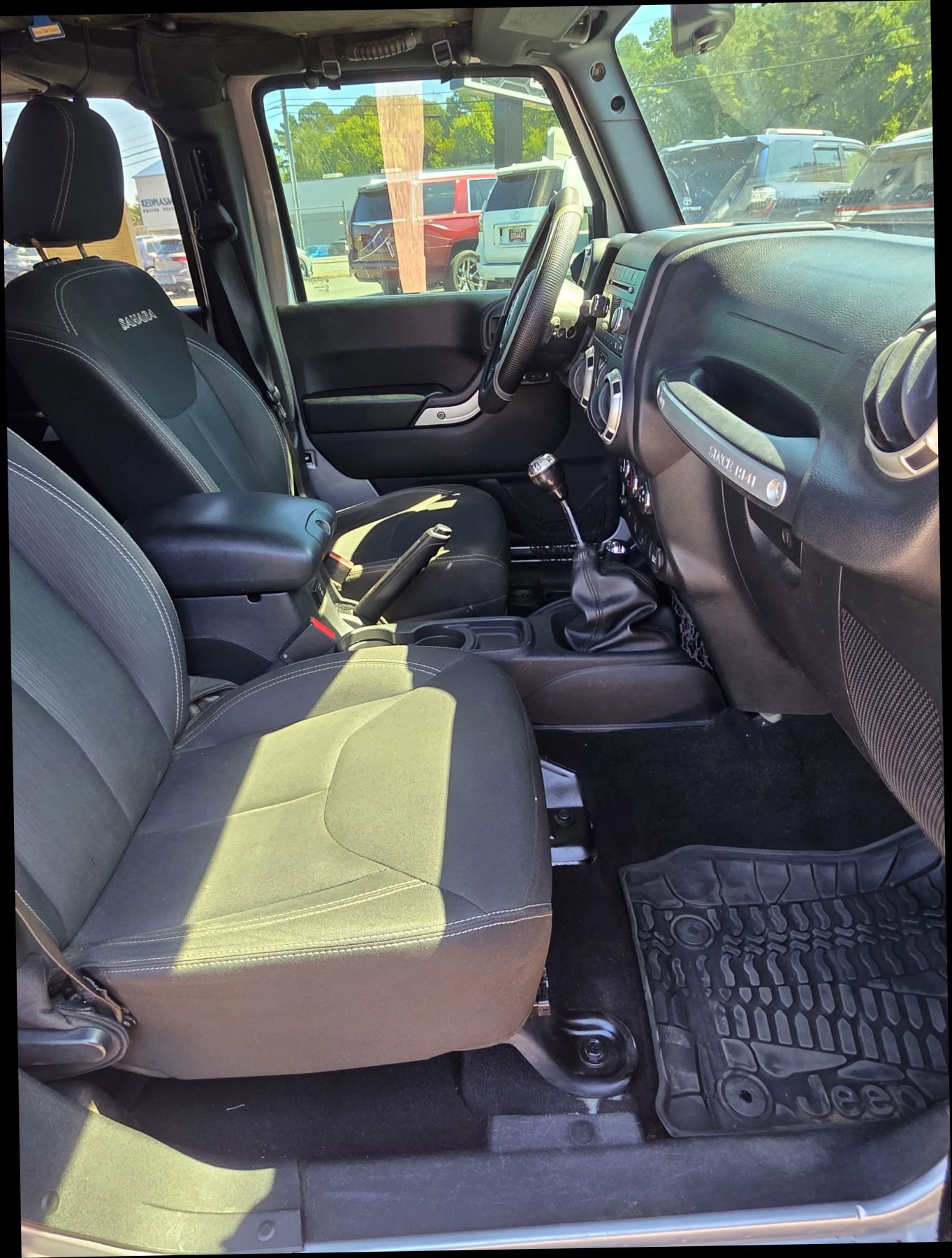 Used 2016 Jeep Wrangler Unlimited Sahara w/ Connectivity Group image 11