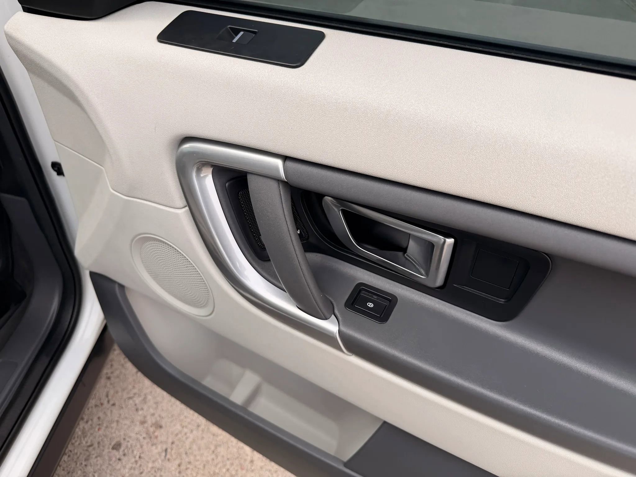 Used 2017 Land Rover Discovery Sport SE image 25