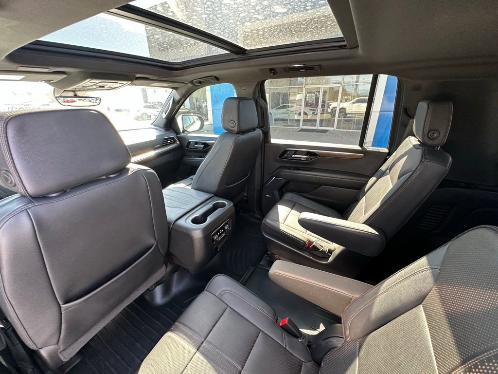 Used 2025 Chevrolet Suburban High Country AWD/4WD image 22