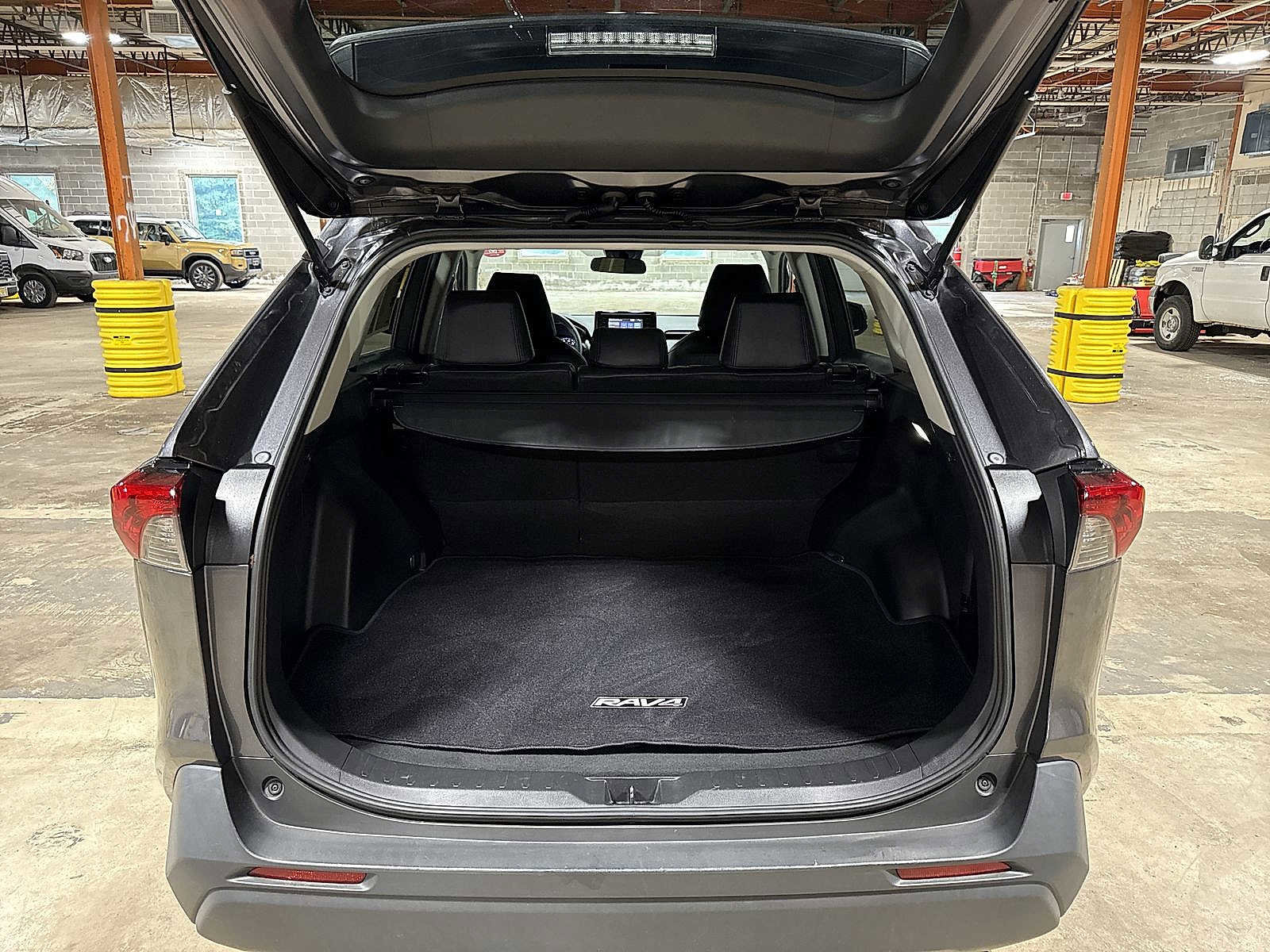 Used 2022 Toyota RAV4 XLE w/ Carpet Mat Package (TMS) AWD/4WD image 11