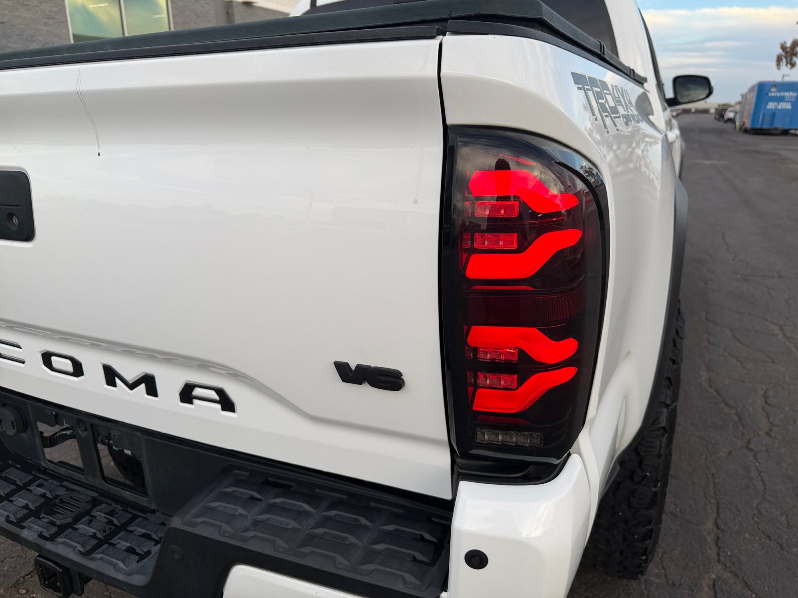Used 2017 Toyota Tacoma TRD Off-Road w/ Premium & Technology Package AWD/4WD image 29