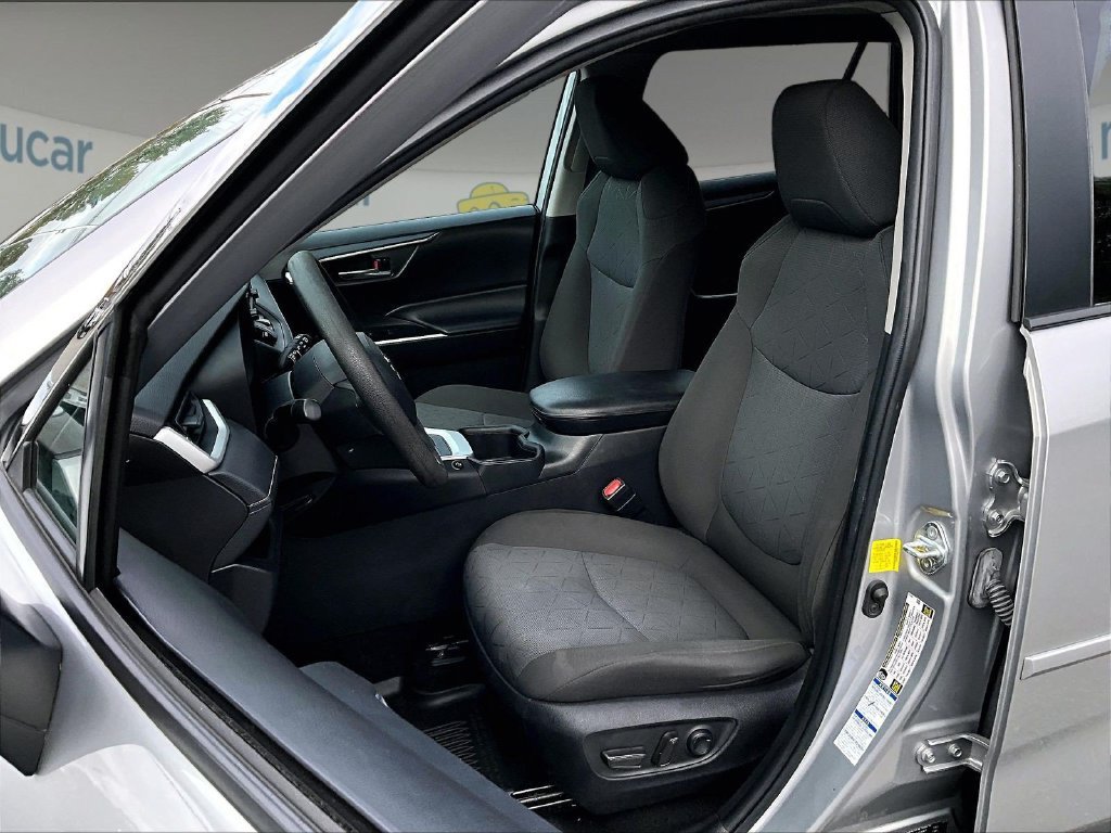 Used 2022 Toyota RAV4 XLE AWD/4WD image 10