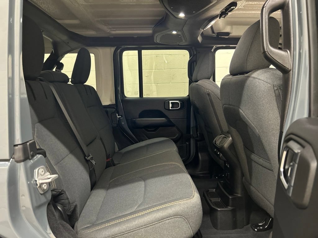 Used 2025 Jeep Wrangler Unlimited Sahara w/ Safety Group AWD/4WD image 9