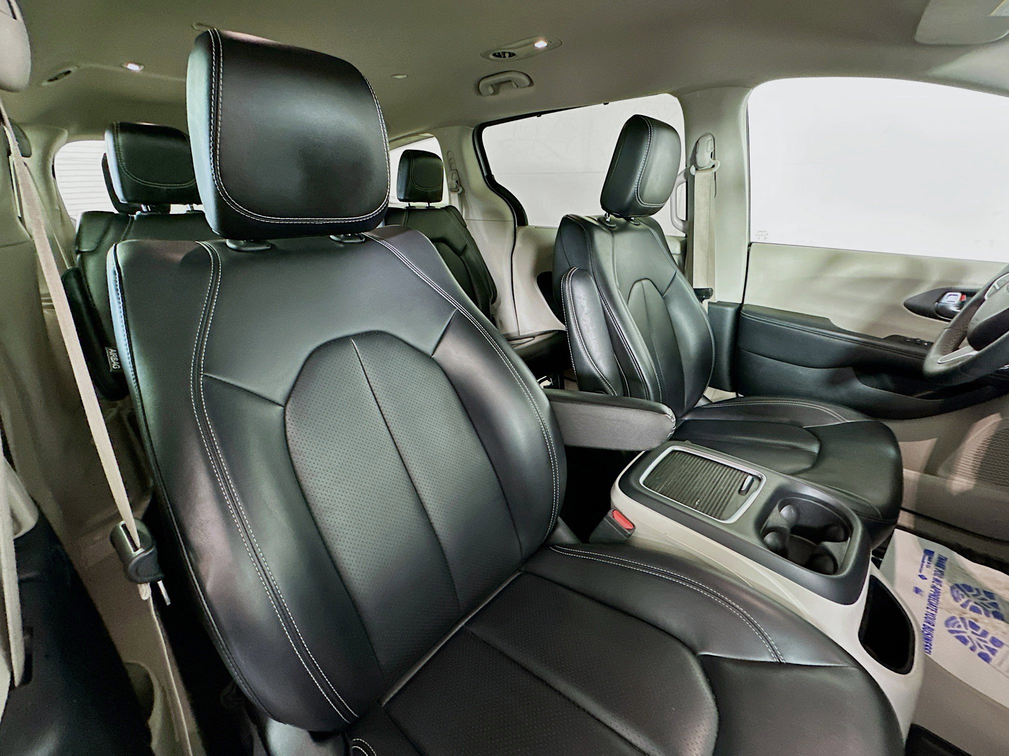 Used 2023 Chrysler Pacifica Touring-L image 27