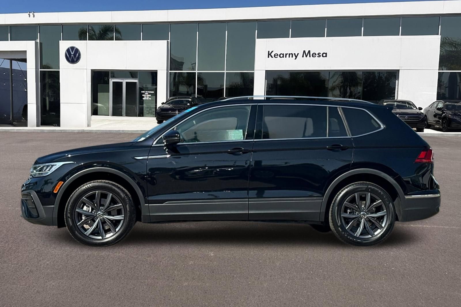 Used 2023 Volkswagen Tiguan SE w/ Panoramic Sunroof Package image 7