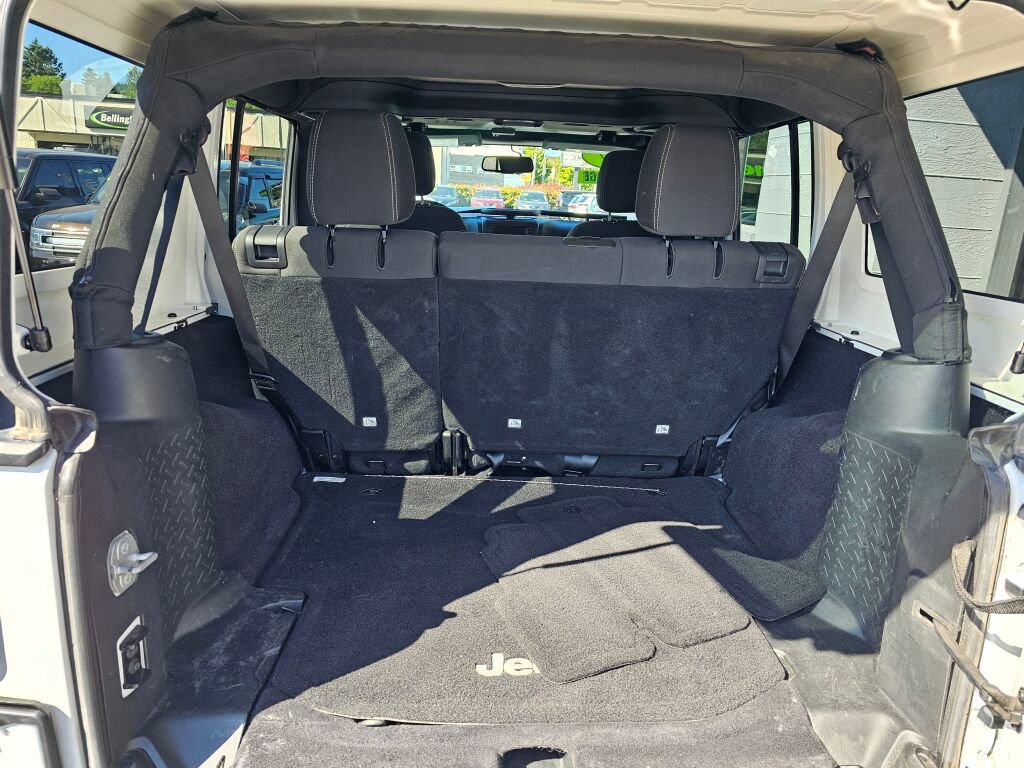 Used 2017 Jeep Wrangler Unlimited Sahara AWD/4WD image 6