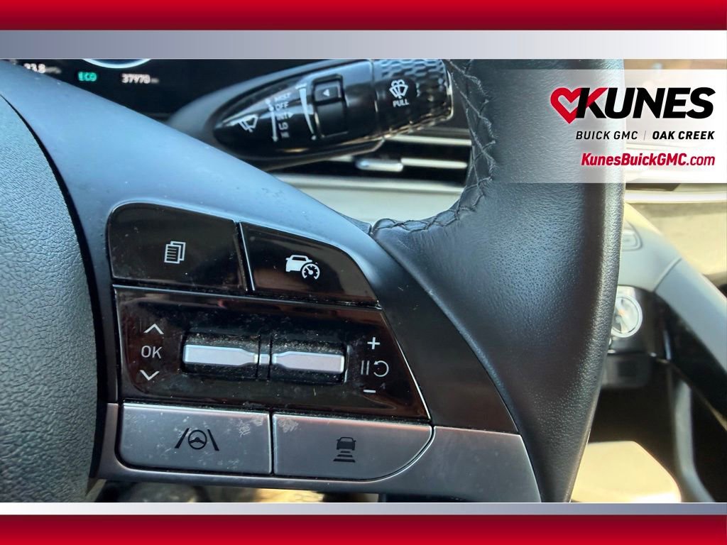 Used 2025 Hyundai Elantra Limited image 12