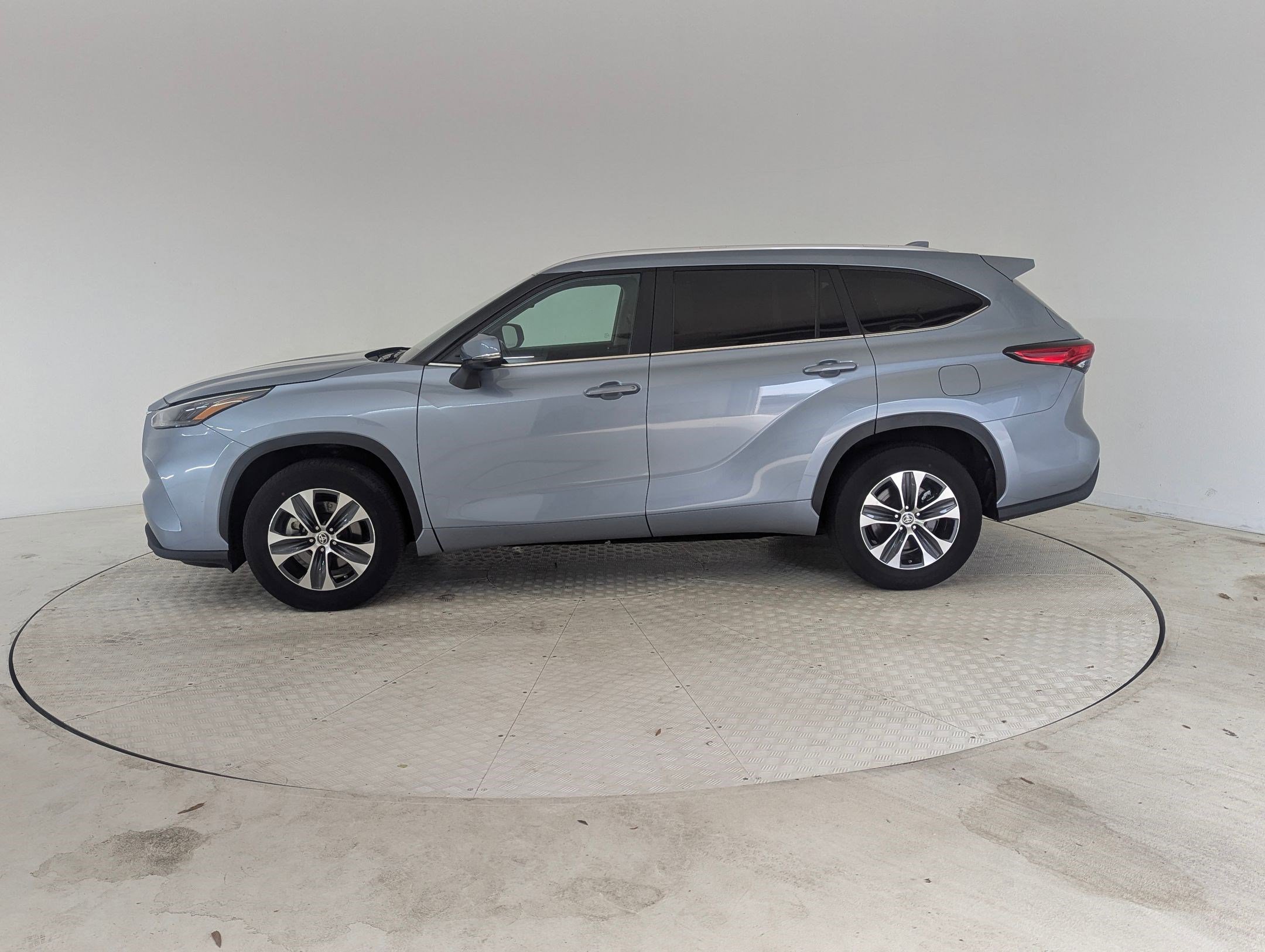 Used 2023 Toyota Highlander XLE image 2