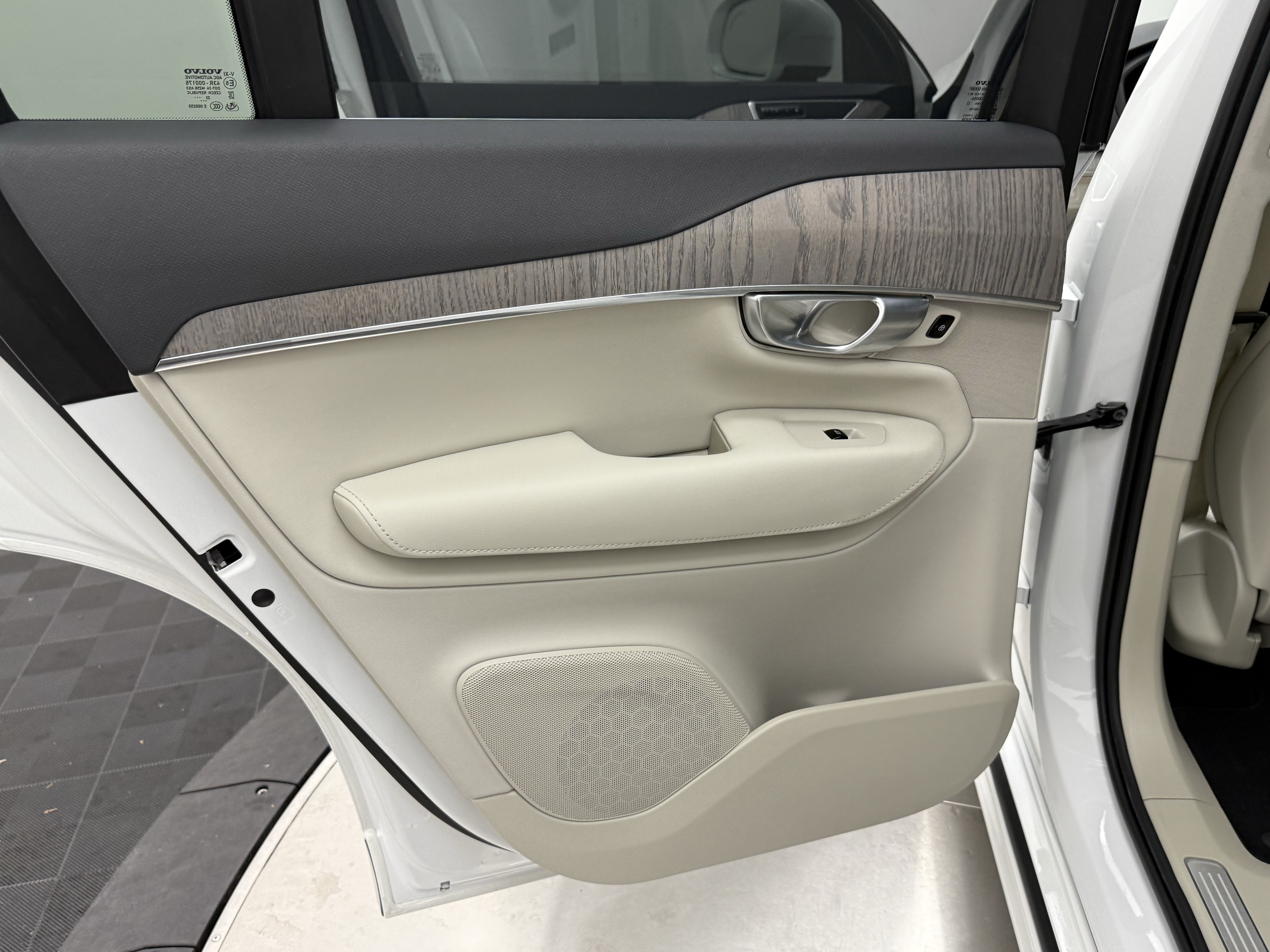 Certified 2024 Volvo XC90 B5 Plus AWD/4WD image 24