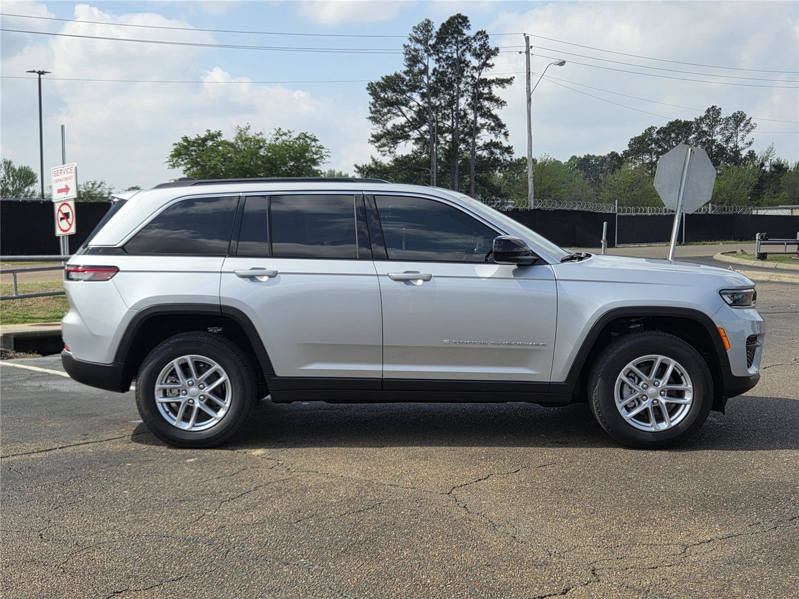 New 2025 Jeep Grand Cherokee Laredo X w/ Luxury Tech Group I RWD image 4