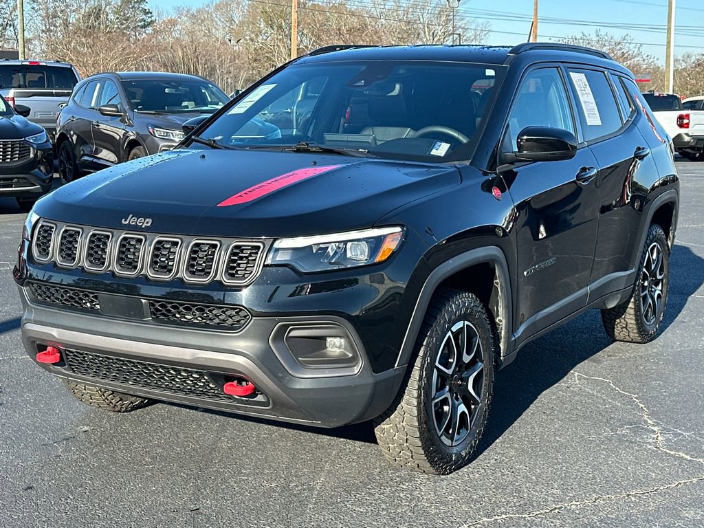 Used 2025 Jeep Compass Trailhawk w/ Trailhawk Elite Group image 3