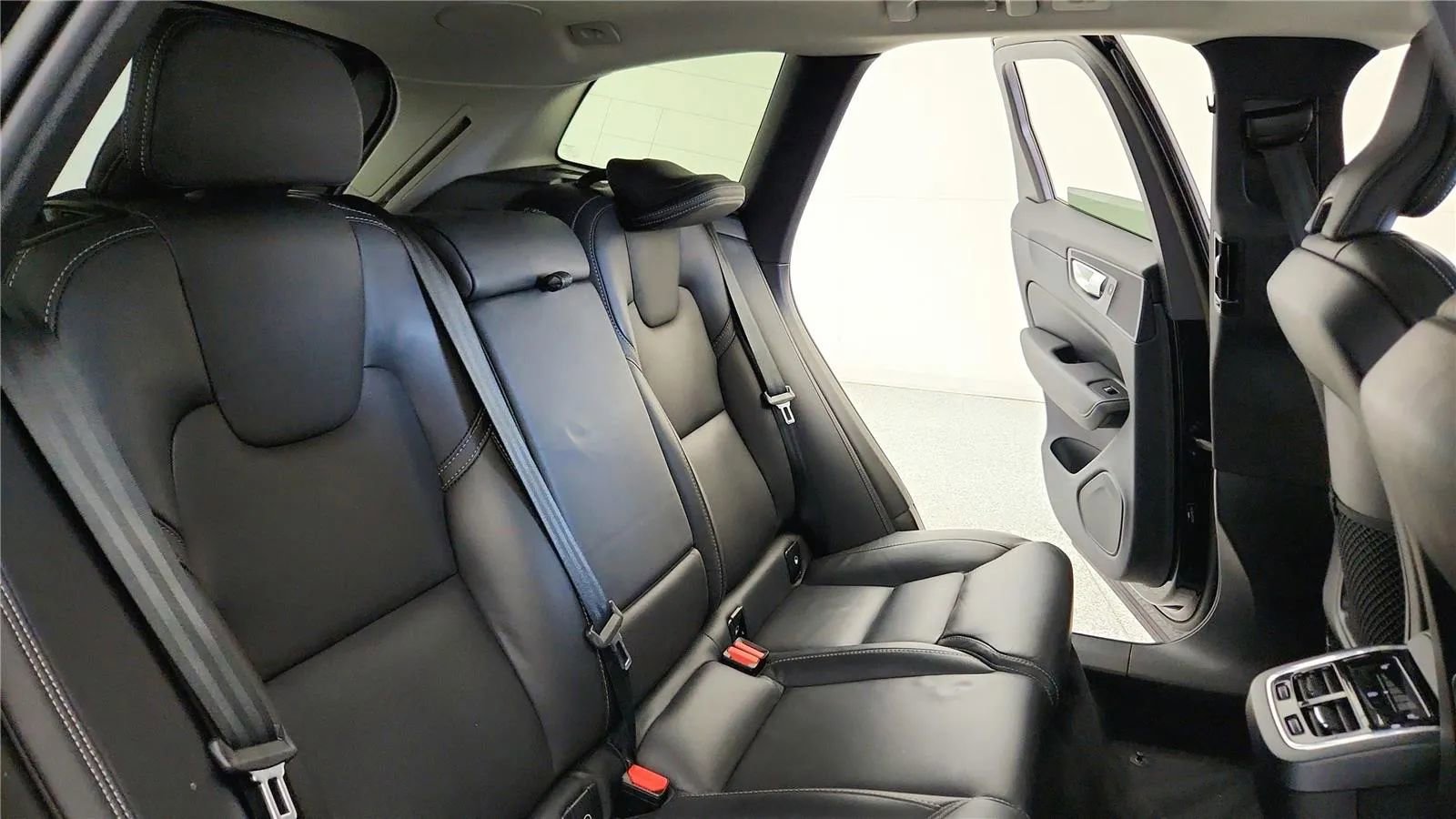 Used 2023 Volvo XC60 B5 Ultimate w/ Climate Package image 38