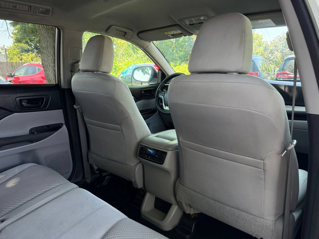 Used 2016 Toyota Highlander LE AWD/4WD image 22
