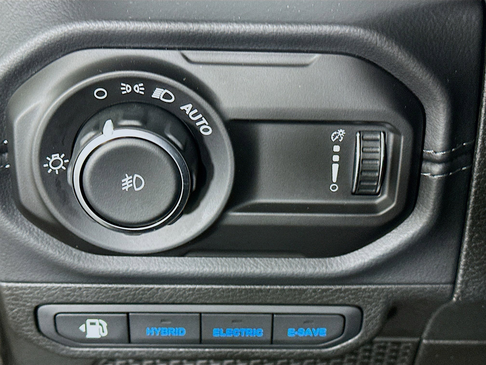 Used 2025 Jeep Wrangler Sahara image 17