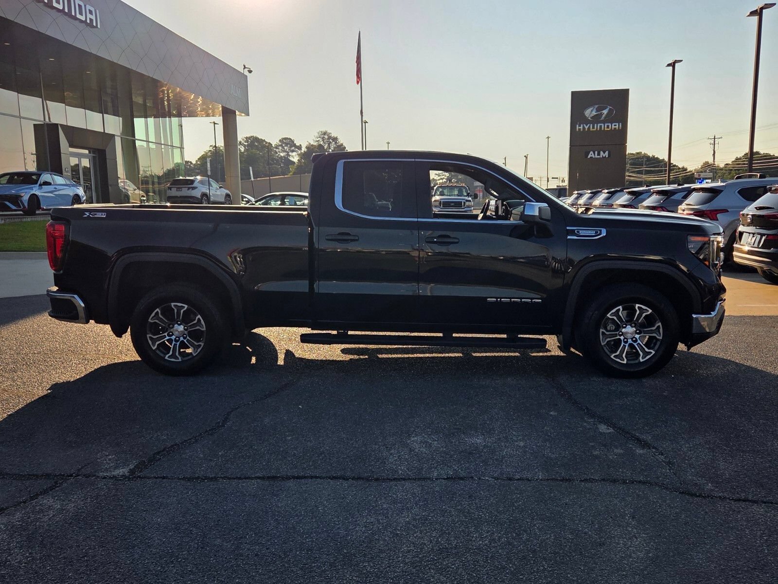 Used 2022 GMC Sierra 1500 SLE w/ X31 Off-Road Package AWD/4WD image 14