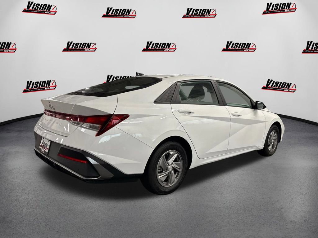 Certified 2025 Hyundai Elantra SE w/ Cargo Package image 5