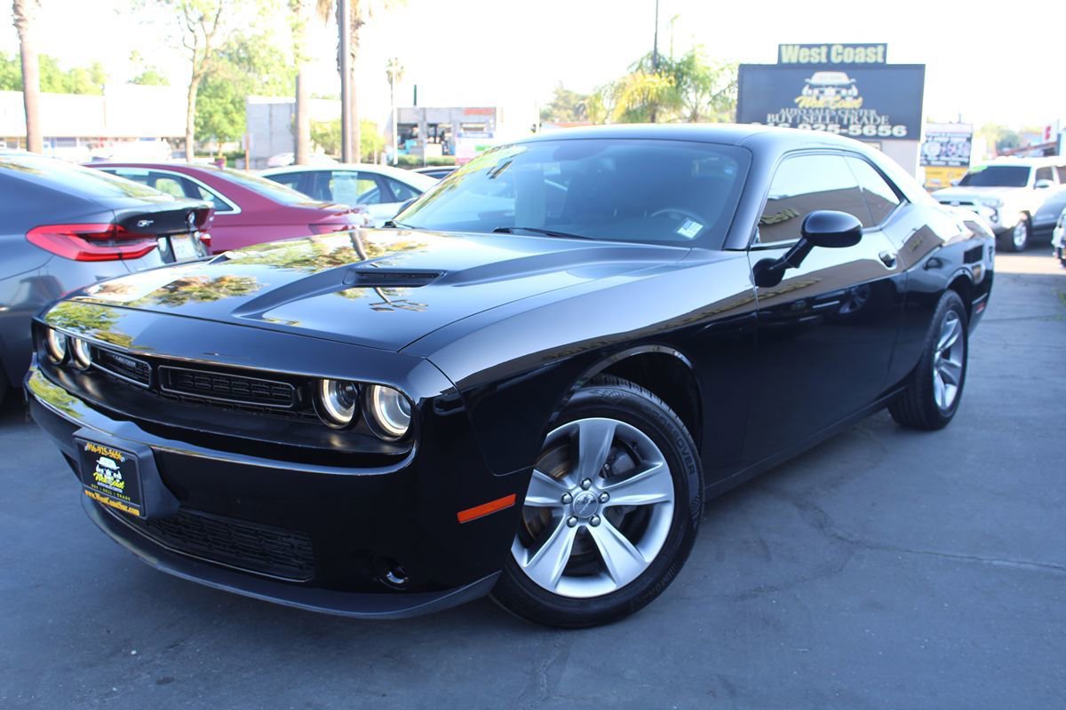 Used 2016 Dodge Challenger SXT image 2