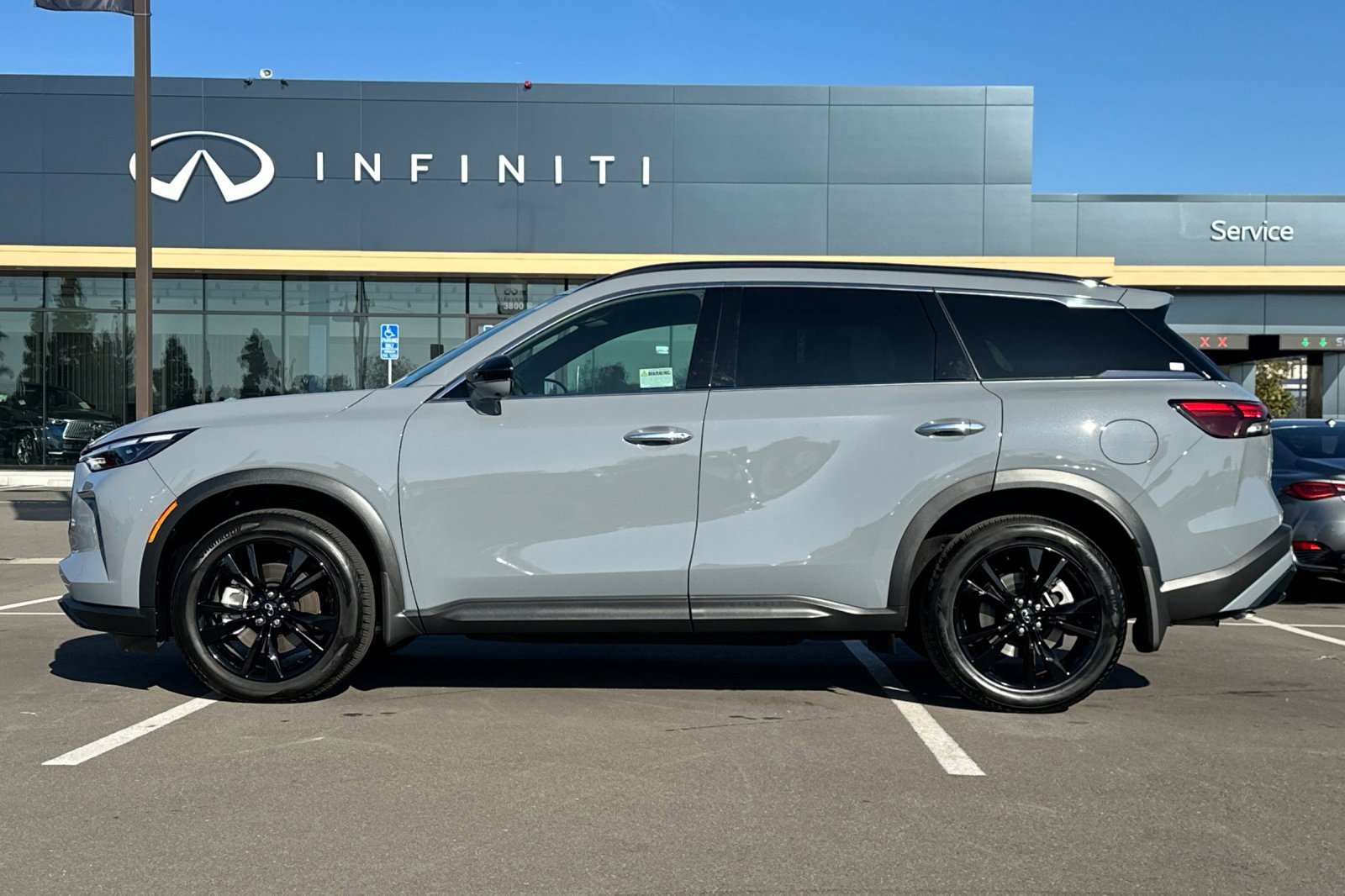 Certified 2025 INFINITI QX60 Luxe w/ Black Edition image 7