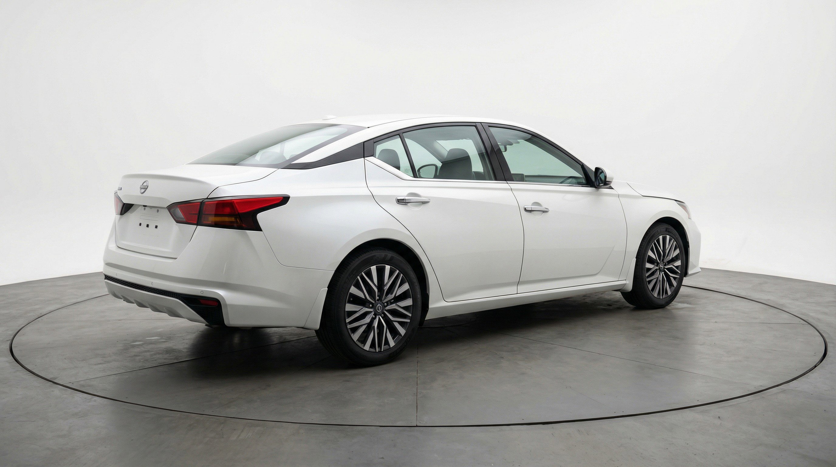 Used 2025 Nissan Altima 2.5 SV image 9