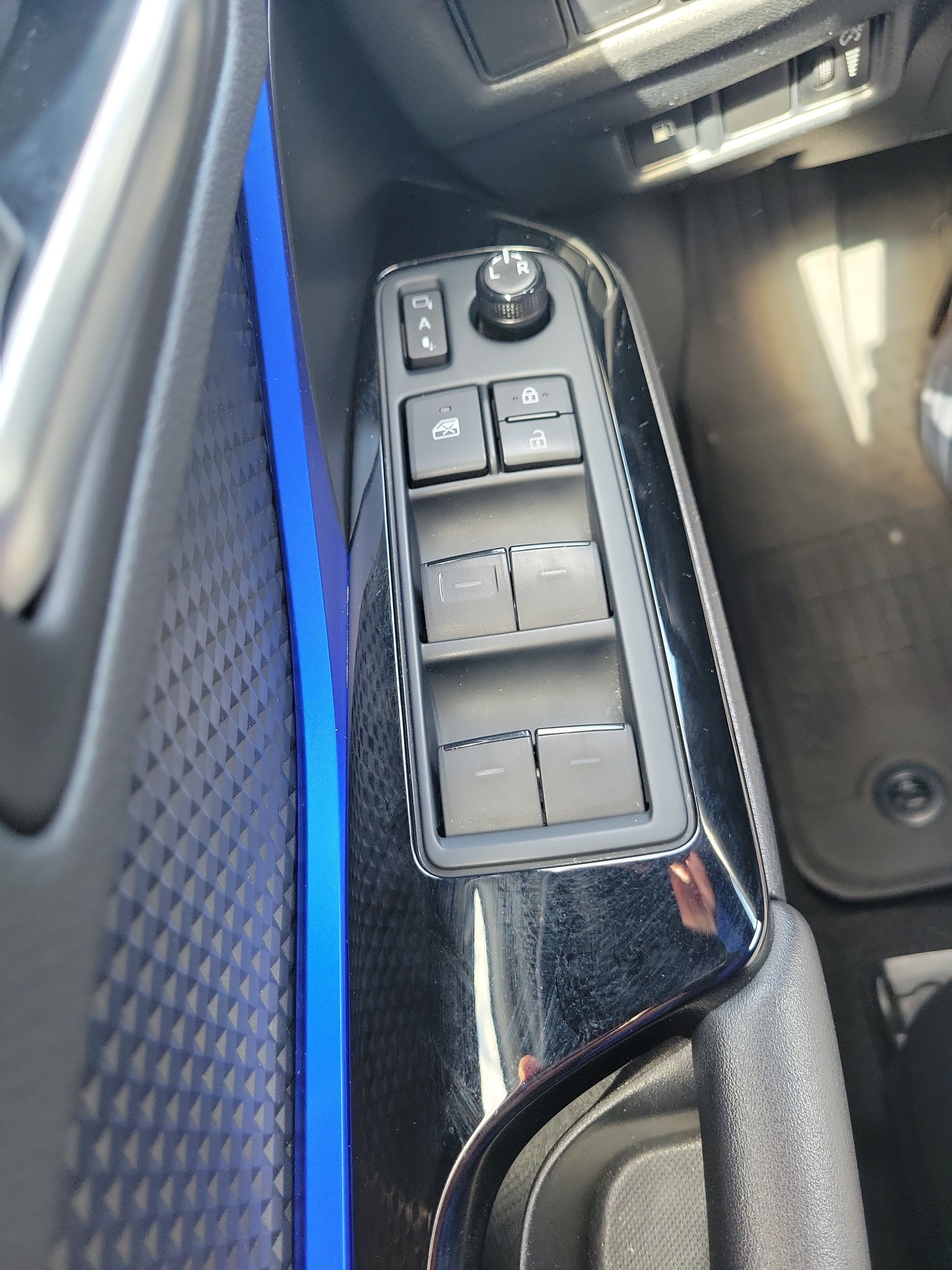 Used 2021 Toyota C-HR XLE FWD image 22